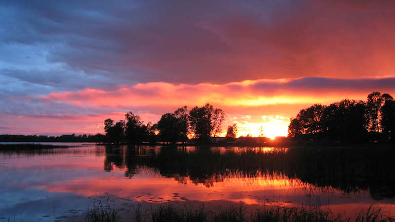 Sunset over East Lake, photo thanks to Bisnaire Cottage